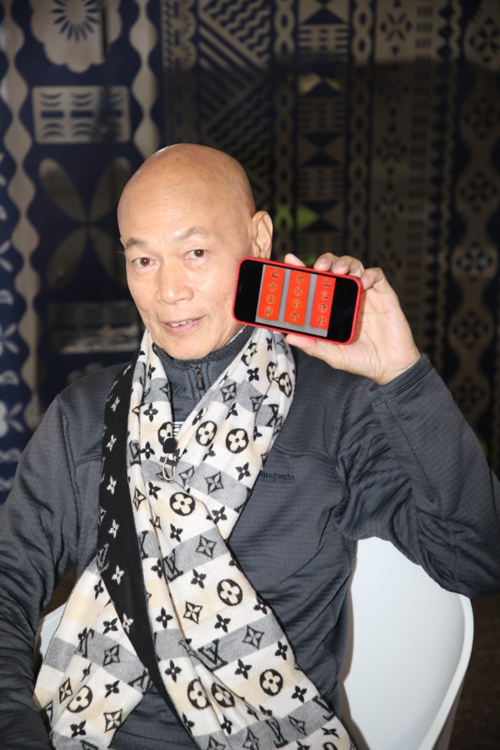 家英哥展示揮春作品。