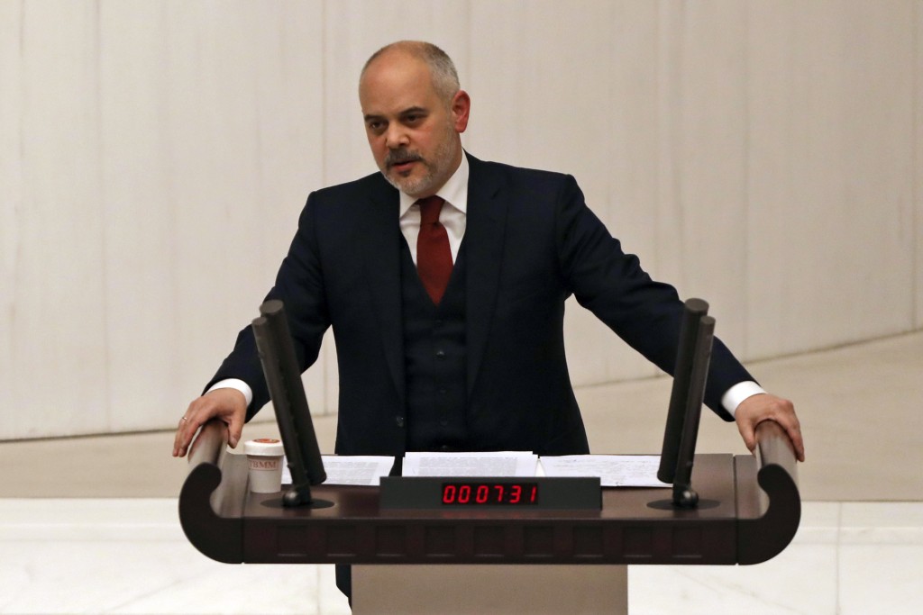土耳其议会外交事务委员会主席Akif Cagatay Kilic在土耳其国会投票赞成芬兰加入北约之前在土耳其国会上发表讲话。AP