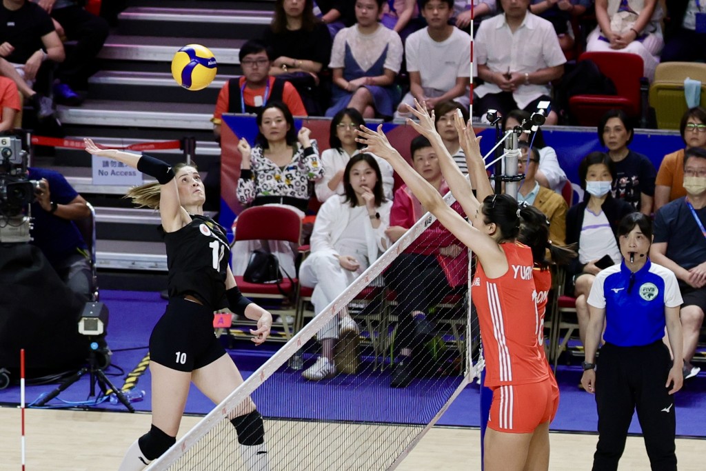 世界女排联赛香港站，中国女排激斗后险胜土耳其。 刘骏轩摄