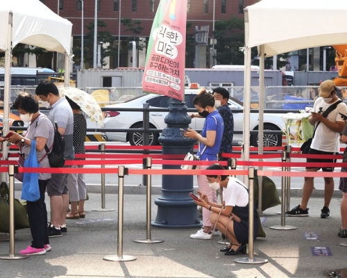 首爾一個臨時測試站市民排隊等待進行新冠病毒測試。AP
