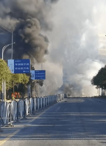 爆炸現場濃煙滾滾。