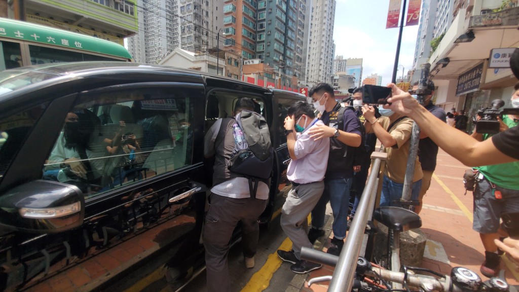 警方帶走涉案醫生。