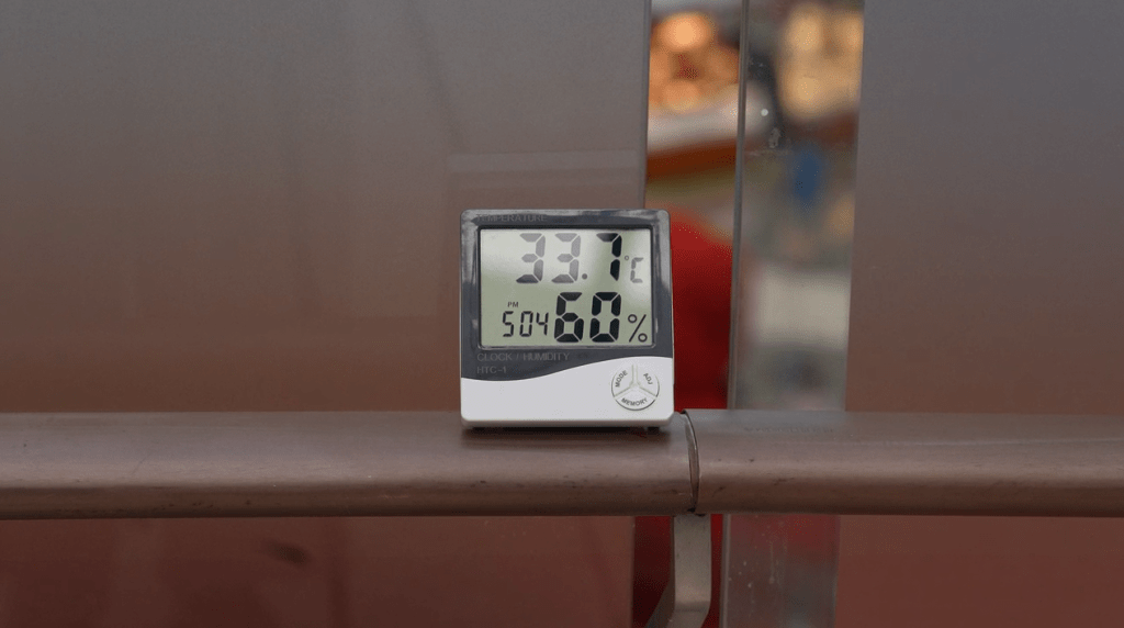 皇庭廣場頂樓R層的氣溫高達33.7℃。