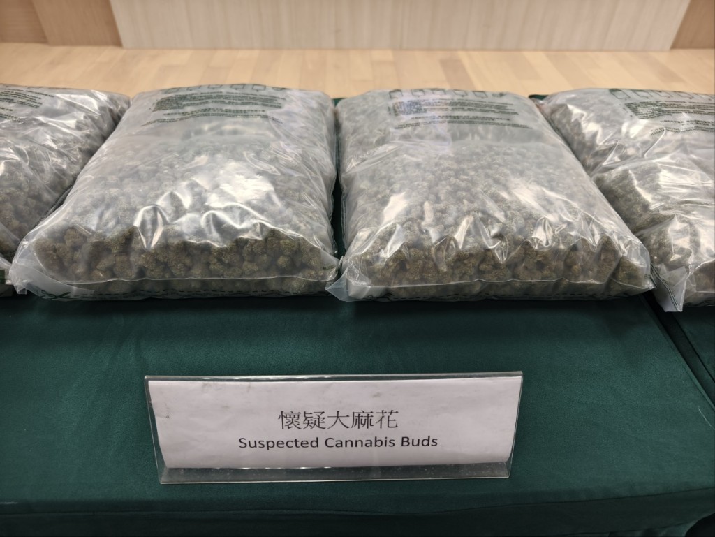 海關檢獲約14公斤懷疑大麻花，估計市值約380萬元。