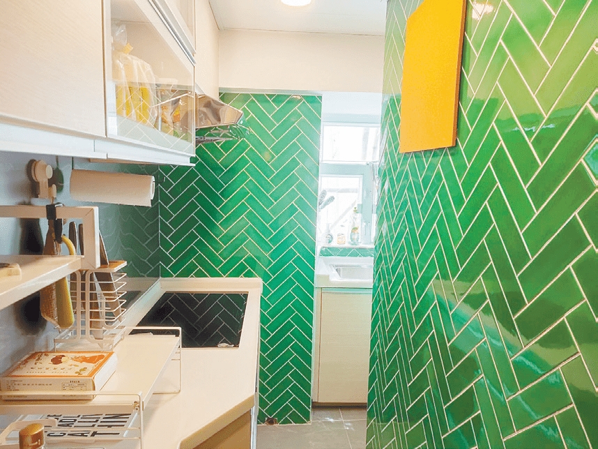 廚房鋪有錄色瓷磚，別具特色。