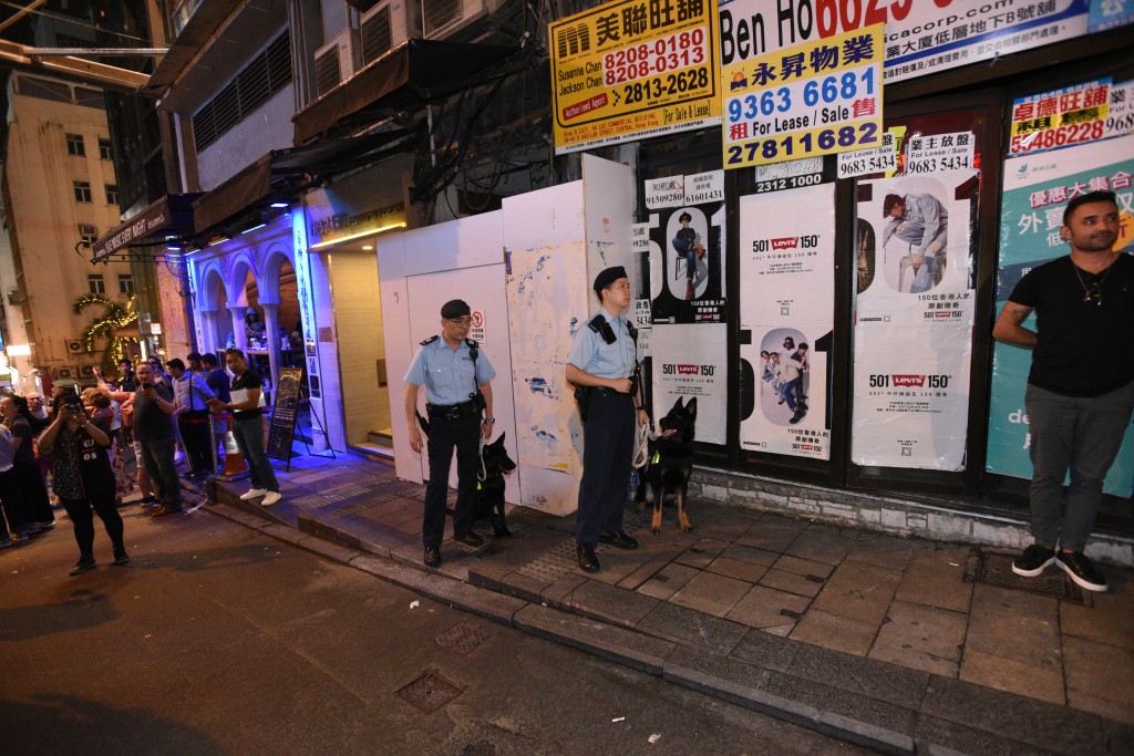 警方巡查中環蘭桂坊一帶的酒吧及娛樂場所。