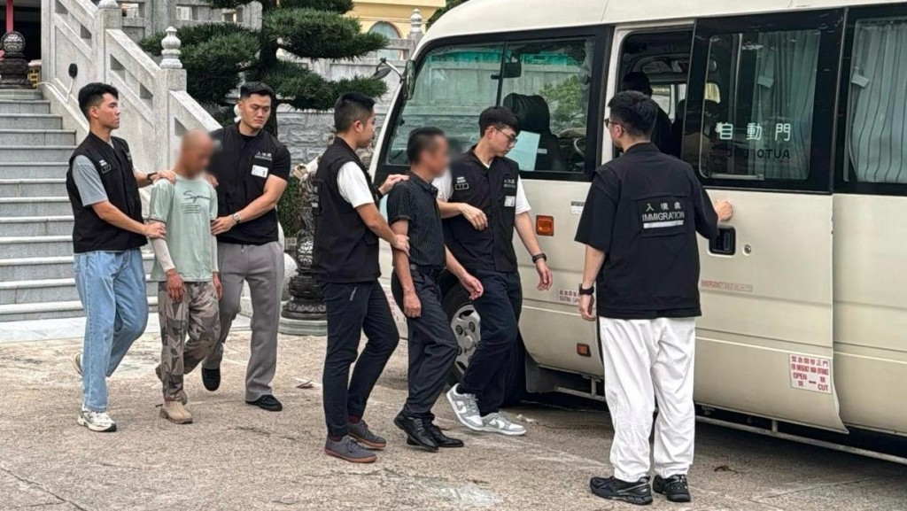 入境處打擊非法裝修拉13男女 4黑工涉網上宣傳遭「放蛇」拘捕
