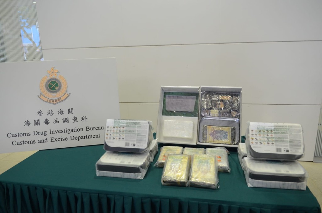 海關檢查寄往本港的曲奇時，檢獲約7.7公斤懷疑可卡因。