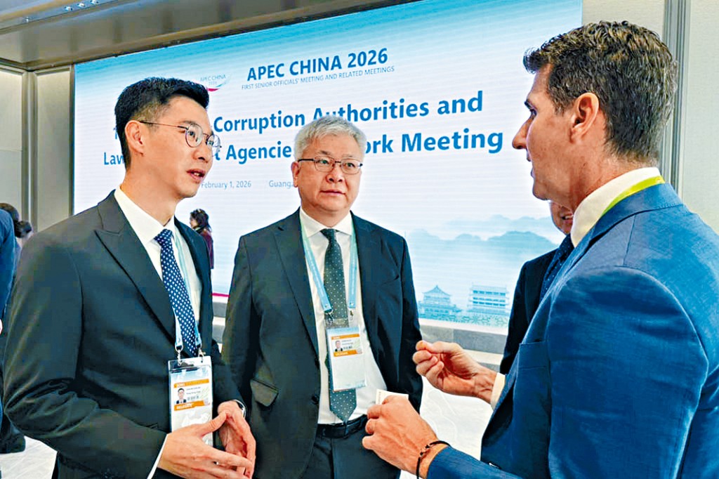 廉署人员和不同国家的执法部门代表，在APEC会议交流反贪资讯。
