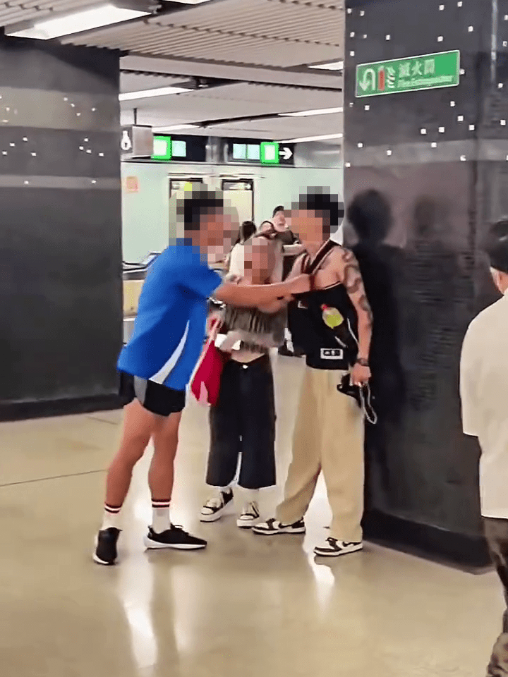 女伴見狀試圖制止,大喊「唔好再郁手郁腳呀」。 女伴見狀試圖制止,大喊「唔好再郁手郁腳呀」。