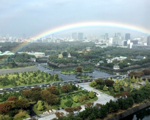 新天皇即位儀式開始前，皇居的上方天空突然放晴，出現很大的彩虹。　網圖
