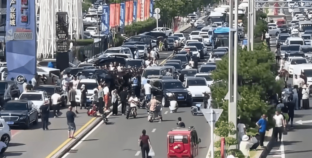 抗議者聚集在臨沂樹拍總部前公路上,導致交通一度癱瘓。 抗議者聚集在臨沂樹拍總部前公路上,導致交通一度癱瘓。