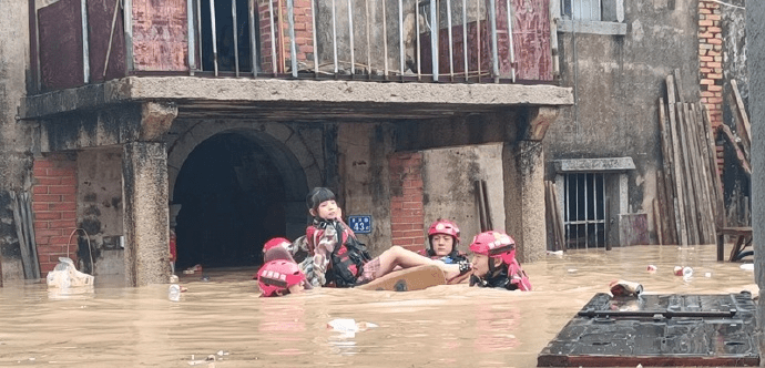 福建多地城区出现严重水浸，3.6万人紧急转移。