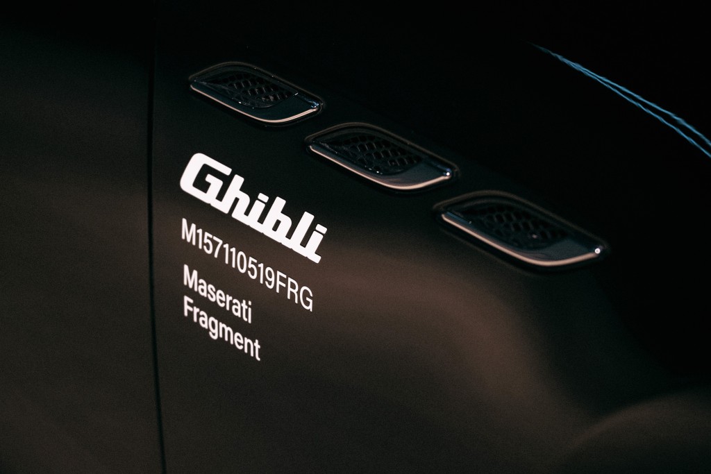 ●兩邊沙板貼上M157110519FRG代碼，背後大有意思。