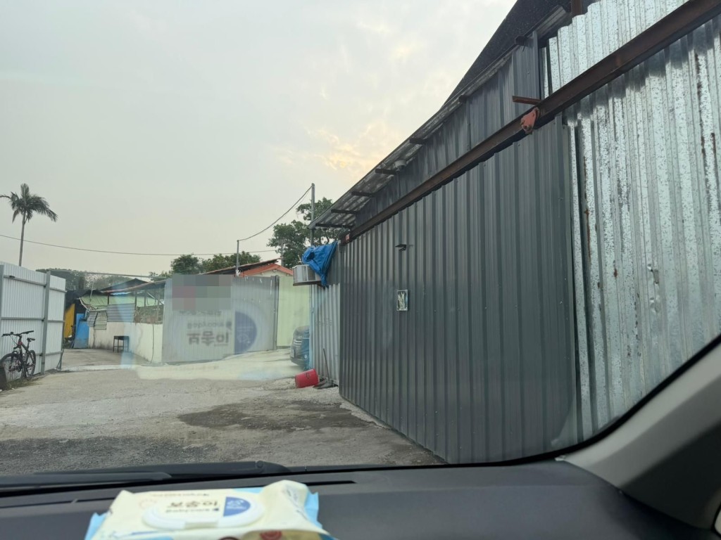 非法油站位於露天停車場,重門深鎖,現場未見任何指示牌,位置隱蔽。 非法油站位於露天停車場,重門深鎖,現場未見任何指示牌,位置隱蔽。