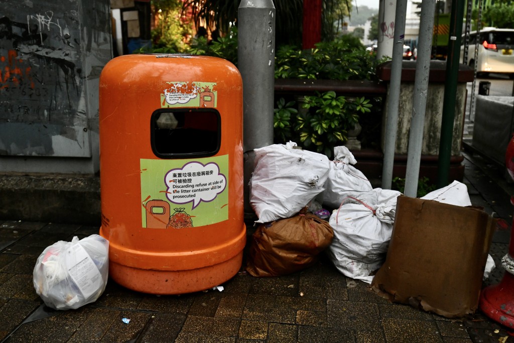 市民冀厘清外卖垃圾弃置街边垃圾桶是否犯法。资料图片