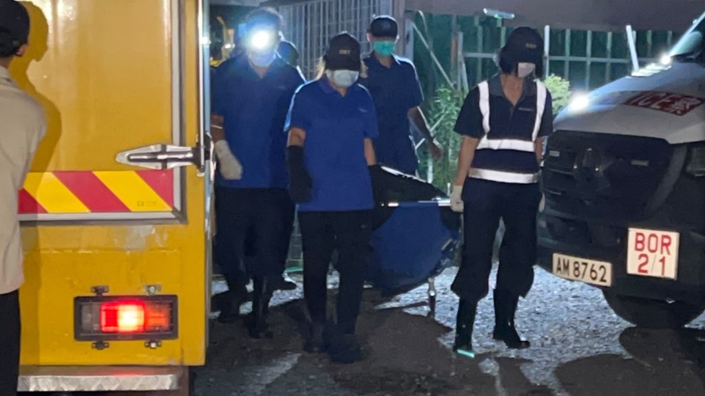 仵工凌晨舁走死者遺體。蔡楚輝攝