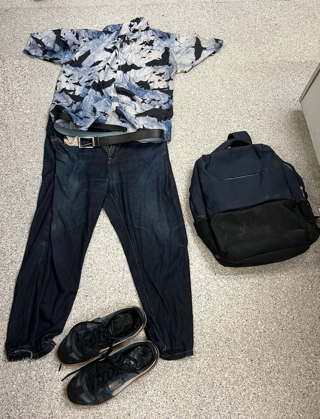 死者被救起時身穿的衣褲及背囊。警方提供圖片 死者被救起時身穿的衣褲及背囊。警方提供圖片