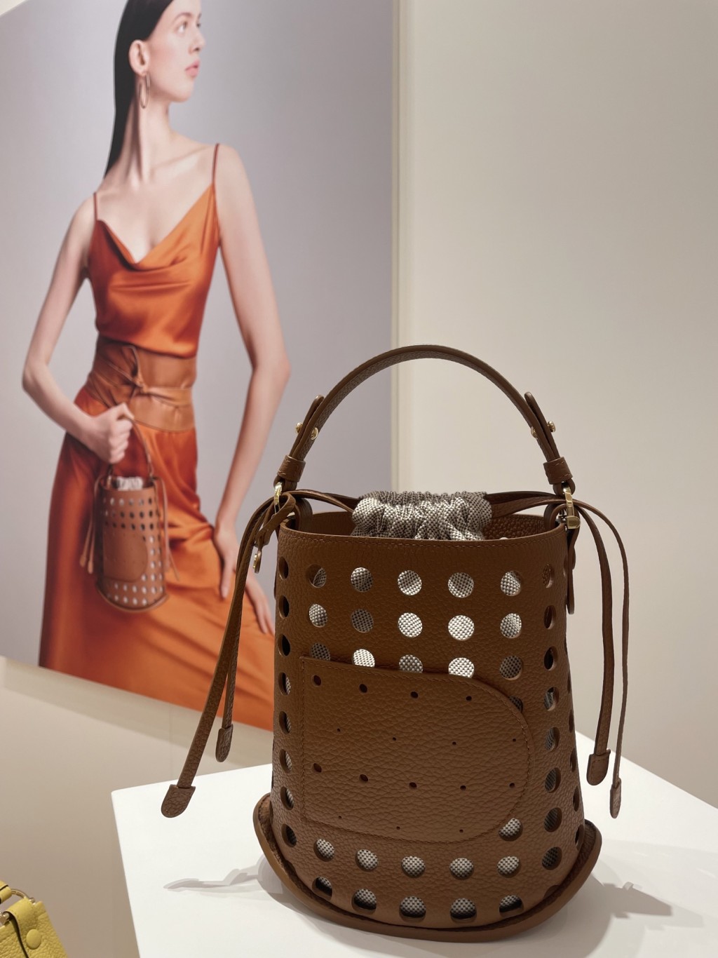 為Pin系列面世五十周年而推出的全新Pin Mini Bucket Airess。