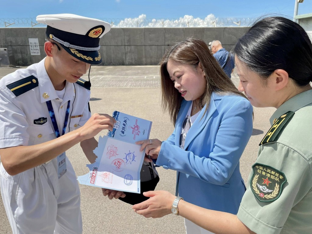 為慶祝國慶76周年，戚繼光艦和沂蒙山艦特地到訪香港。羅淑佩fb