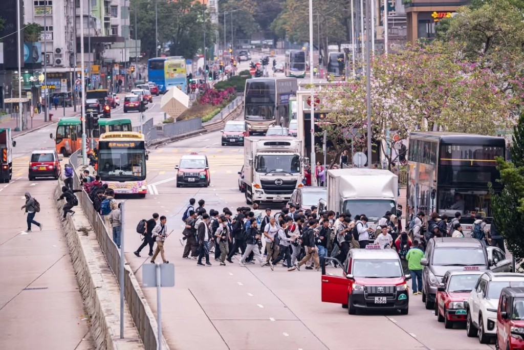 多名巴士迷為影馬年特別巴士，衝出馬路。網上圖片