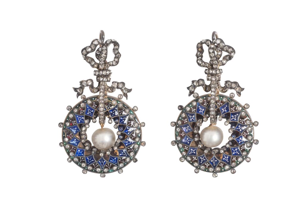 展品中包括这一套来自法国百年珠宝品牌宝诗龙（Boucheron）的耳环及吊坠 （约1878年）。