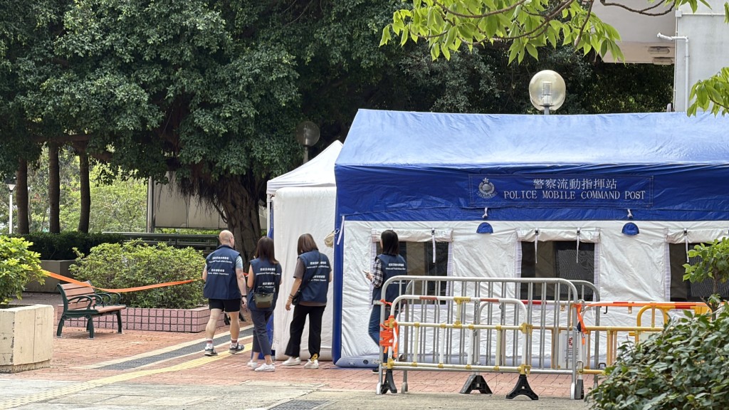 政務司副司長卓永興今早（19日）在電台節目呼籲傳媒尊重居民感受，為居民着想，不要在上樓期間進行採訪工作。