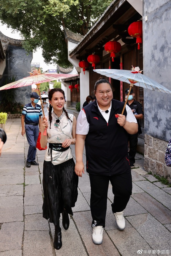 当时李雯雯已在东京奥运赢得举重金牌。