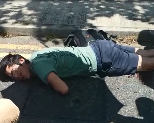 青年受傷倒臥地上。網圖