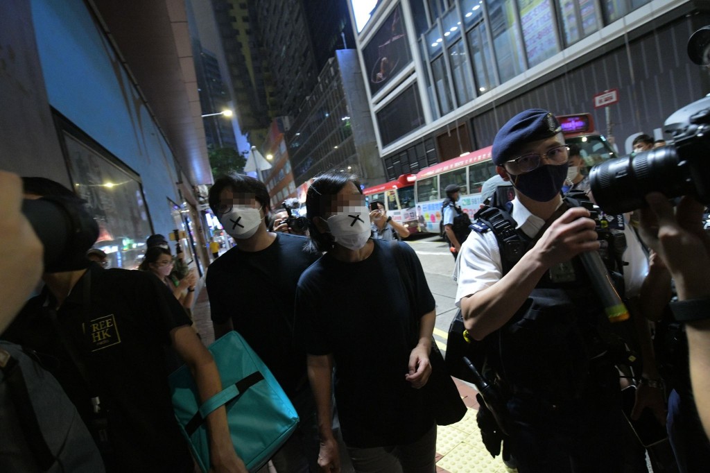 社民連主席陳寶瑩等一行三人晚上戴上畫有「X」符號的口罩到維園外。