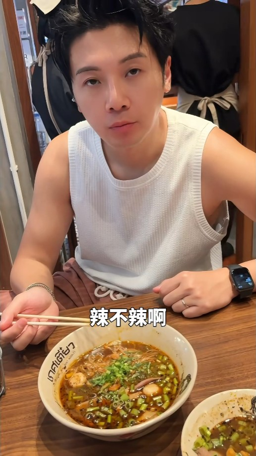 葉泓聲因為太辣,食到變臉。 葉泓聲因為太辣,食到變臉。