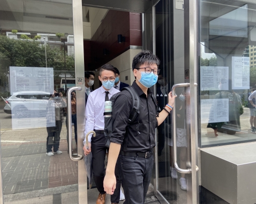被告鍾展鴻(前)和被告何梓聰(後)。 資料圖片