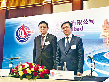 徐可強（右）說，去年資本支出輕微超目標上限，至802億元。