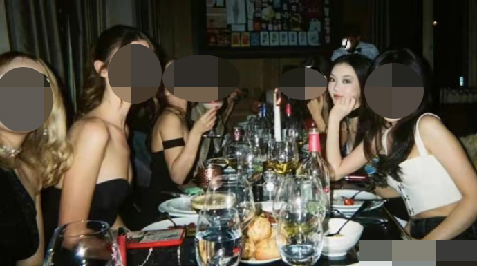 李嫣早前流出多张疑出席学校酒会的照片。