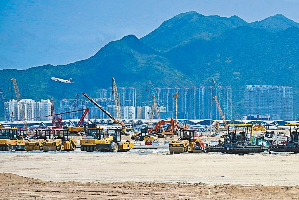 廉署落案起訴機場「三跑」項目分判商三名「工頭」及兩名建築工人收受非法回佣。