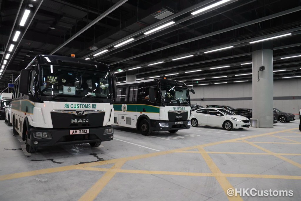 50多輛私家車和旅遊巴士在出境及入境層以閉環內循環方式,聯調聯試各單位系統與「聯合一站式」平台網絡連接的穩定性。 50多輛私家車和旅遊巴士在出境及入境層以閉環內循環方式,聯調聯試各單位系統與「聯合一站式」平台網絡連接的穩定性。