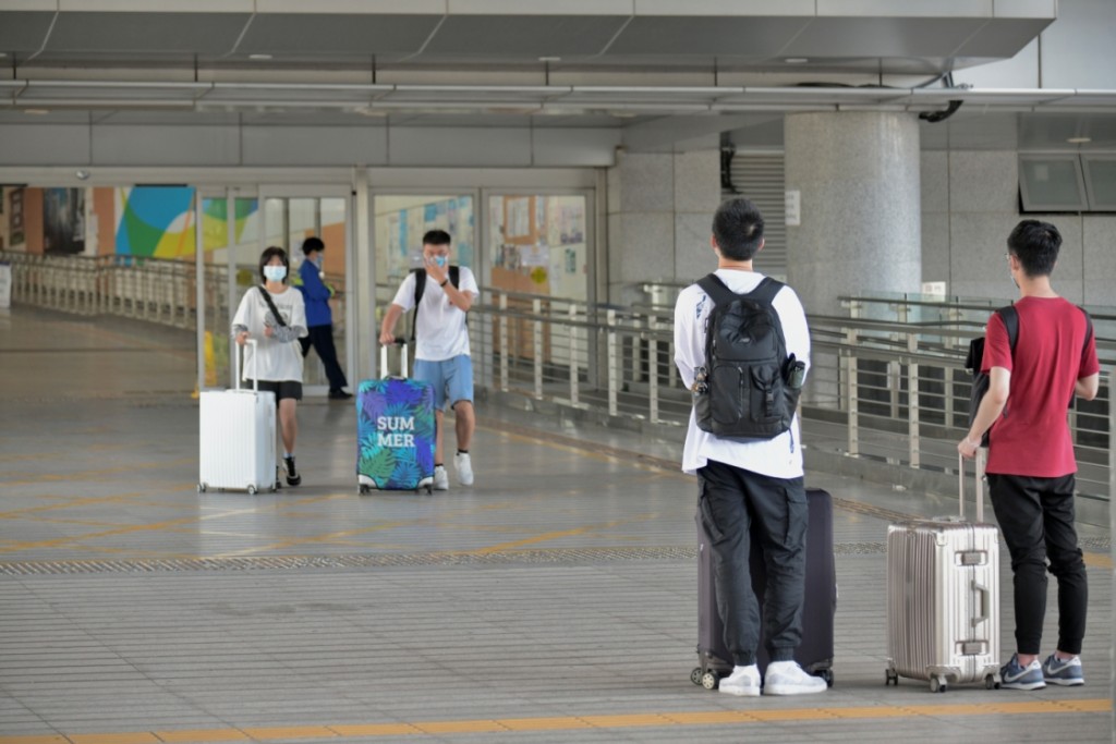 对内地而言，通关的一个重要考虑是外防输入，即是不能在关闸打开缺口，把病毒带入内地。