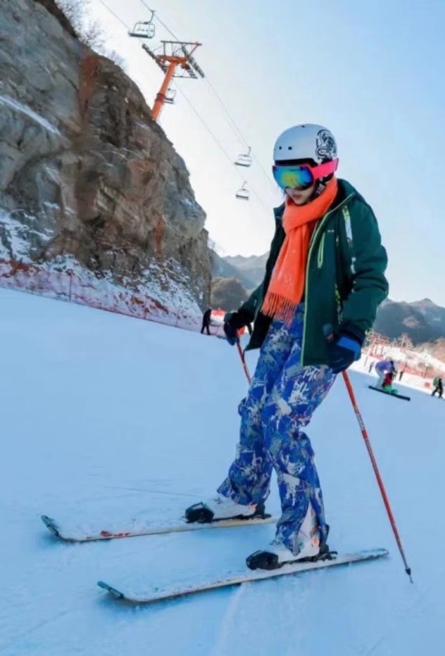 李卓瀅體驗滑雪。網上圖片