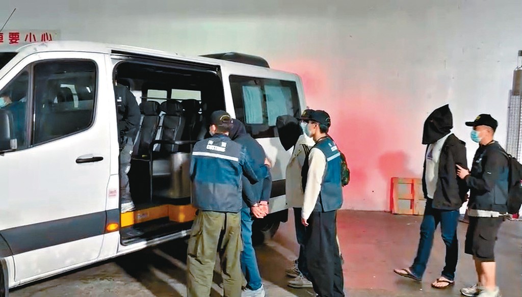 海關在屯門搗破一個利用航空旅客偷運私煙入境的跨境私煙集團，關員將拘捕的6名男子黑布蒙頭押走。
