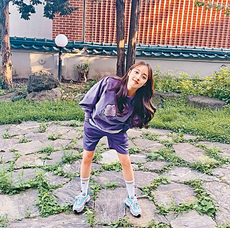 ●韓國女星金寶羅，以紫色圖案?衣配搭同色短褲，配搭運動鞋，展現休閒運動風格。（圖片來自金寶羅Instagram）