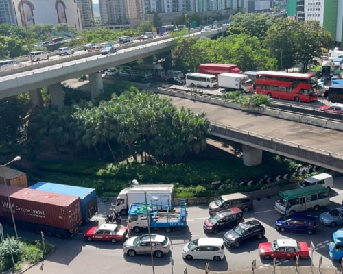 荃灣徳士古道一帶交通非常擠塞。網民Derek Lam圖片