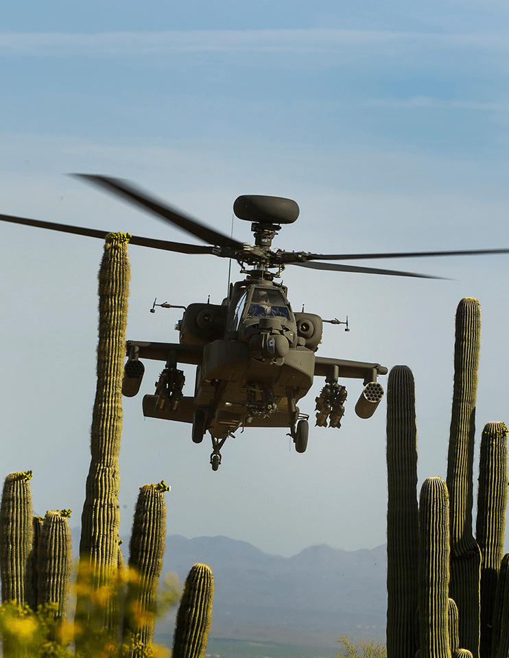 美国陆军两架AH-64阿帕奇直升机。波音
