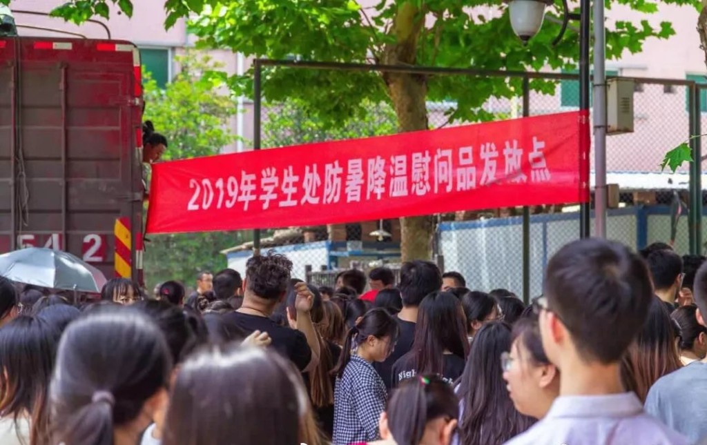 大排長龍等領取西瓜。網上圖片