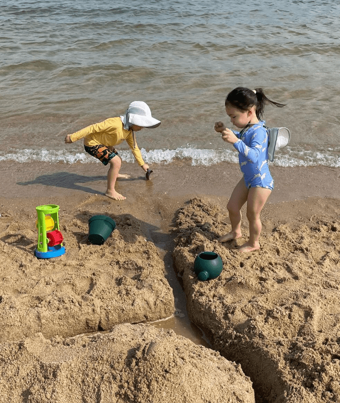 吳雨霏經常帶子女到戶外遊玩，沙灘當然是必去的地方。