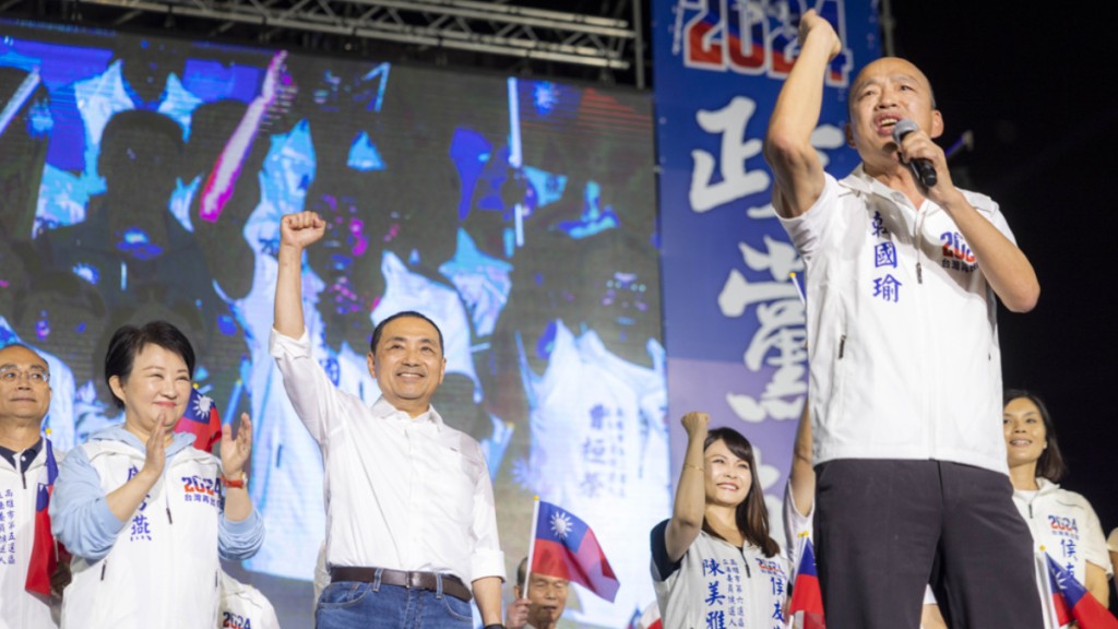 前高雄市长韩国瑜(右)获国民党列明年不分区立委选举的第1名。中时新闻网