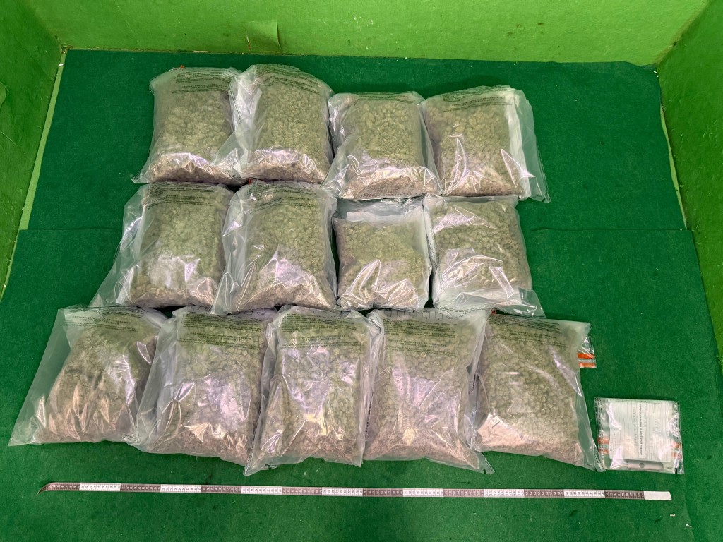 第一宗案件中檢獲的懷疑大麻花及懷疑另類吸煙產品。政府新聞處圖片 第一宗案件中檢獲的懷疑大麻花及懷疑另類吸煙產品。政府新聞處圖片