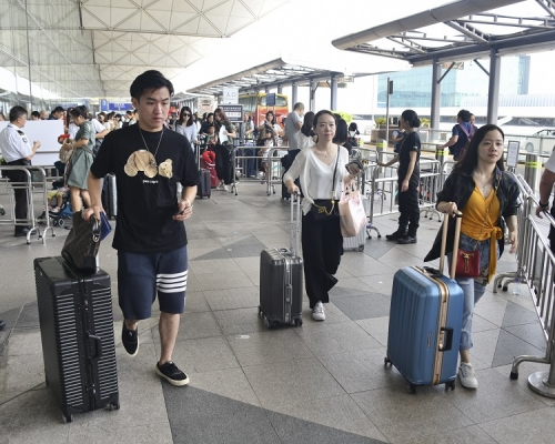 示威不斷本港旅客人數大減。資料圖片