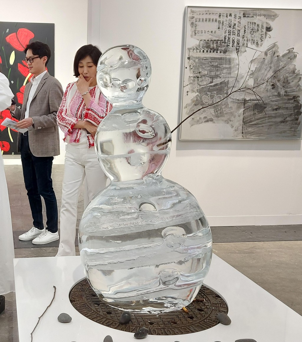 由真冰雕刻的藝術品《Iceman in Reality Park》,隨時時間而融化,來自Gladstone Gallery。