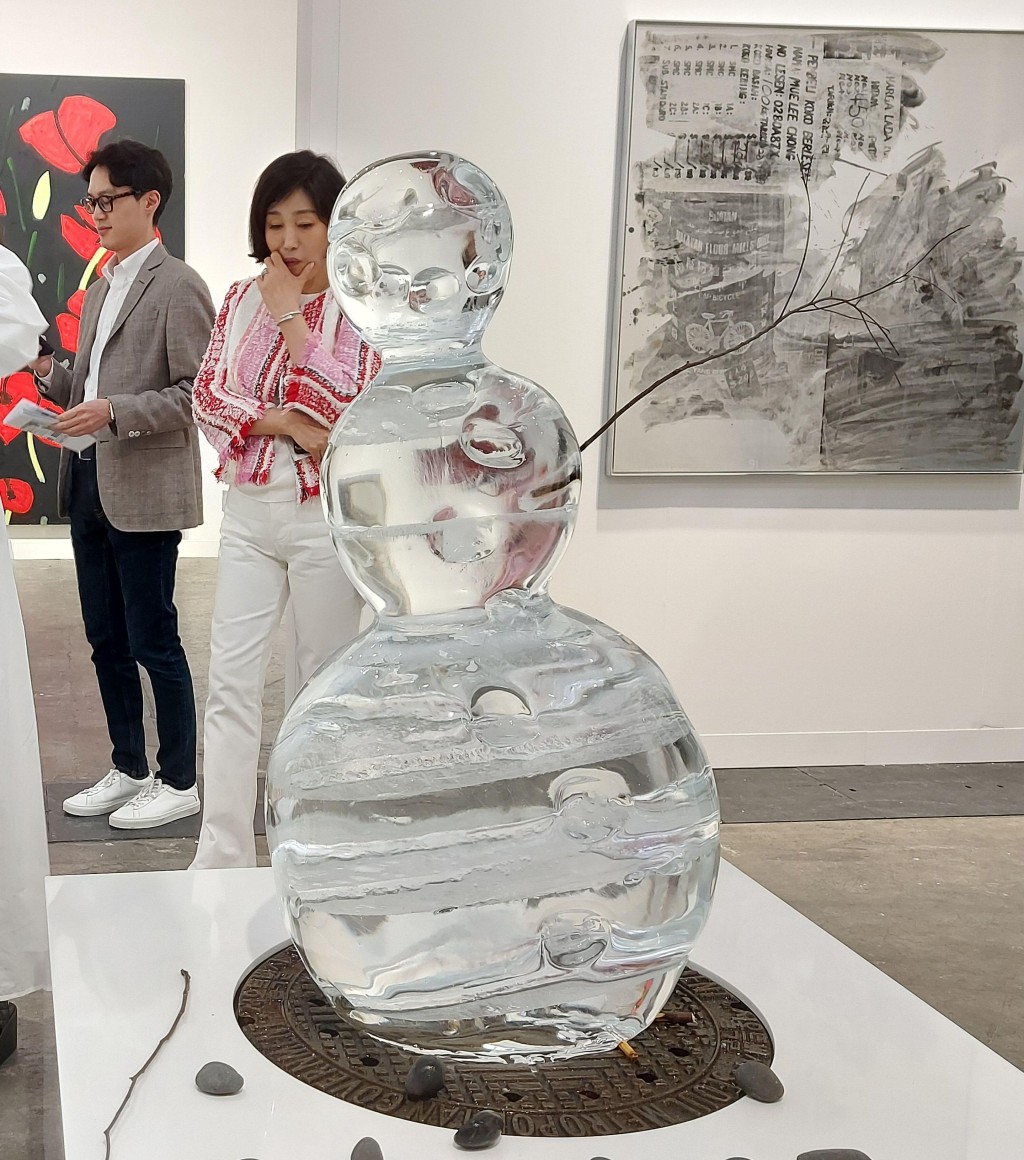 由真冰雕刻的藝術品《Iceman in Reality Park》，隨時時間而融化，來自Gladstone Gallery。