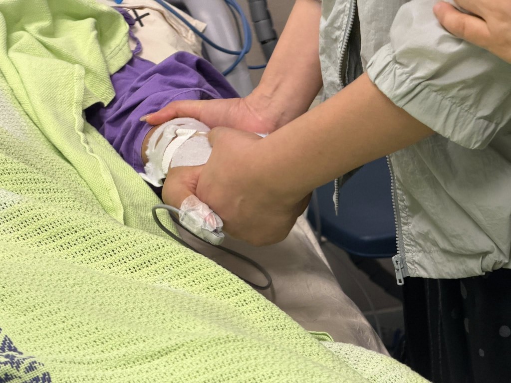 为了感谢阿龙及其家人的大爱,基督教联合医院于5月20日,为他举行院内首次的“联合.向生命致敬”告别仪式。(图片来源:九龙东智‧SMART【智慧医院】) 为了感谢阿龙及其家人的大爱,基督教联合医院于5月20日,为他举行院内首次的“联合.向生命致敬”告别仪式。(图片来源:九龙东智‧SMART【智慧医院】)
